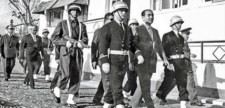 <p>Adnan Menderes'in hücresindeki lambada bulunan ortam dinleme cihazı nedeniyle diyaloglarının "Yemek yer misiniz?", "İlacım nerede?", "Mektup geldi mi?" cümleleriyle kısıtlı olduğunu dile getiren Taşdelen, Menderes'e karşı manevi işkence de yapıldığını hatırlatarak, şunları anlattı:</p>
<p> </p>