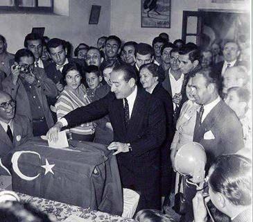 <p>Menderes'in tutukluluğundan beri elinde söğüt ağacından yapılmış bir sigara ağızlığı var. Sigarayı içti, içti ve neredeyse kalmadı. Kendisine Sirkeci'den aldığım yeni bir ağızlık götürdüm. Nöbetim sırasında kendisine verdim ağızlığı. Bana teşekkür etti. Attığı eski ağızlığını onun izniyle aldım. Bu ağızlığı yıllar sonra oğlu Aydın Menderes'e hatıra olarak verdim."</p>
<p> </p>