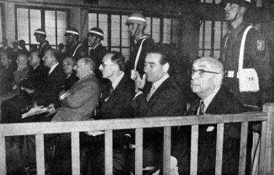 <p>"Bu içime dert oldu. 15 Eylül sabahı duruşmaya çıkacaklar, orada kararlar bildirilecek. Başka bir imkan olmadığı için sabaha karşı çekmek istedim. Koridor nöbeti bana geldi. Kapıyı açtım, içeri girdim uyanmadı. Fotoğrafını çektim, uyanmadı. Tekrar çektim, hiç uyanmadı. Dikkatle baktım ağzından çıkan köpükler yastığın üzerinde toplanmış. Anladım bir anormallik olduğunu. Fotoğraf makinasını sakladım ve sıhhi ekibe bilgi verdim. 10 dakika içinde geldiler, midesini yıkadılar. Bir gün yoğun bakımda kaldı. 17 saat sonra kendine geldi. Komutan tabii çıldırdı, 'kim verdi bu ilaçları?' diye. Nöbette olan üç muhafız subay olarak biz suçlu görüldük. </p>
<p> </p>