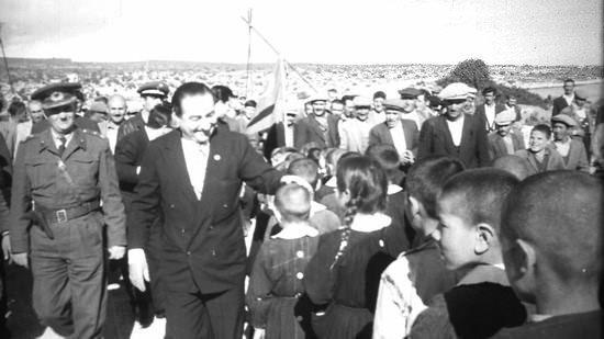 <p>Biz sorgulandık ama hiçbir şeyden haberimiz yok. Menderes'i koridora çıkardılar. Nasıl intihar ettiğini anlatmazsa, bizim suçlanacağımız kendisine söylendi. Menderes de bunun üzerine, kendisine verilen ilaçları biriktirdiğini açıkladı. Bu ilaçların bazılarını içtiğini, bazılarını da ceketinin içinde sakladığını söyledi. Ceketini ters çevirdiler. Yere bembeyaz ilaç tozları döküldü. Bu konuşmalar o gün teybe kaydedildi ve bu konu hakkında kendi el yazısıyla yazı da alındı."</p>
<p> </p>