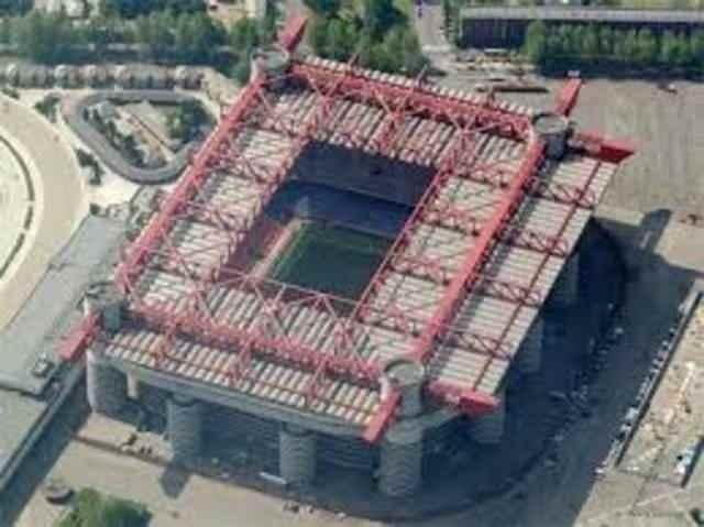 <p><strong>San Siro (Giuseppe Meazza)</strong></p>

<p>Kapasite: 8018</p>

<p>Ülke: İtalya</p>

<p>Şehir: Milano</p>
