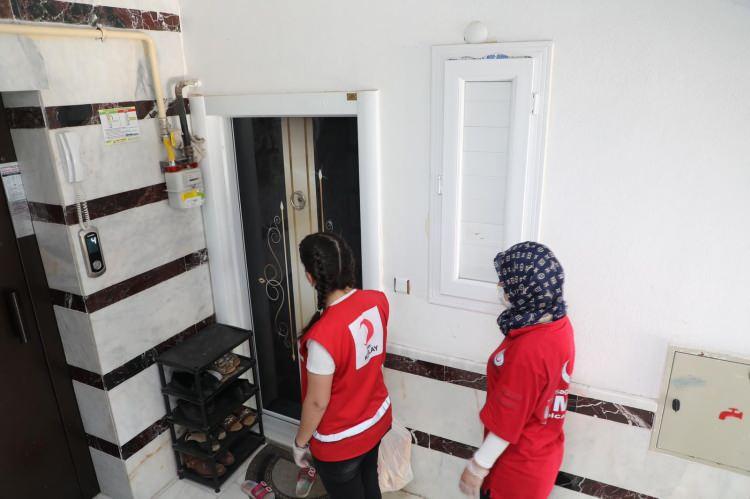 <p>&nbsp;Bağışlanan unlar ekmek fabrikasına g&ouml;t&uuml;r&uuml;lerek evden &ccedil;ıkma kısıtlaması olan 65 yaş &uuml;st&uuml;ndekiler i&ccedil;in ekmeğe d&ouml;n&uuml;şt&uuml;r&uuml;ld&uuml;.</p>
