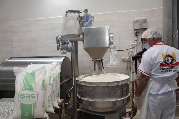 <p>Elazığ'da yaklaşık 100 ton un bağışı yapıldı, bug&uuml;n 10 bin adet ekmek &uuml;retilip Valilik koordinesinde Vefa Sosyal Destek Grubu tarafından evlere ulaştırıldı.</p>
