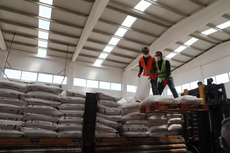 <p>T&uuml;rkiye genelinde olduğu gibi Elazığ'da da korona vir&uuml;se karşı her t&uuml;rl&uuml; &ccedil;alışma yapılırken, sosyal destekler de s&uuml;r&uuml;yor.&nbsp;</p>
