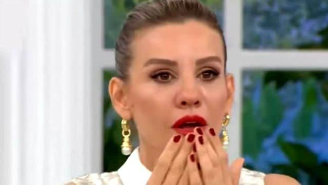 <p>Esra Erol'un öğretmenlerinin ekrana yansıtıldığı videoda, ünlü sunucunun çocukluk fotoğrafları ekrana geldi ve öğretmenleri Esra Erol'u anlattı.</p>
