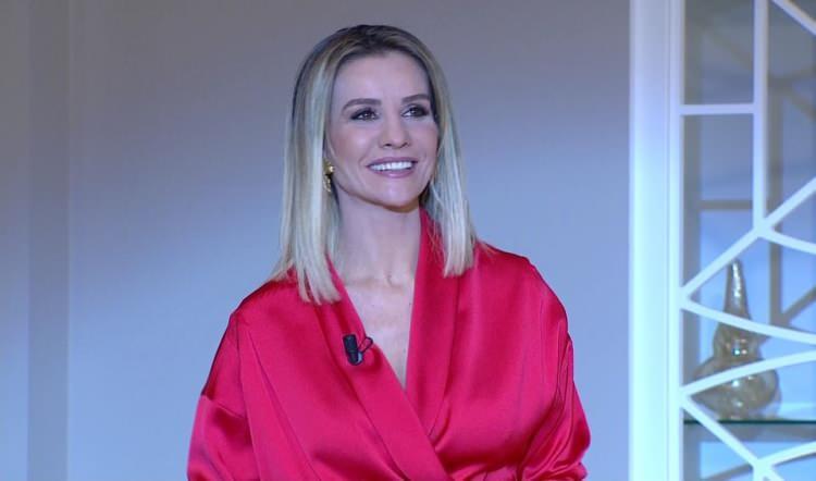 <p>Esra Erol, 12 mayıs 1982 tarihinde İstanbul Eyüp'de doğdu.</p>
