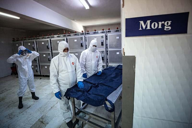 <p>Koç, cenaze işleriyle ilgilenen gassal, şoför, imam gibi Mezarlıklar Müdürlüğü çalışanlarını sağlıkçılar kadar önlem alarak korumaya çalıştıklarını belirtti.</p>
<p>İnsanların ölülere son görevin yerine getirilmesi sırasında dini vecibelerin yerine getirilip getirilmediği yönündeki endişelerine ilişkin de açıklamada bulunan Koç, "Hangi inanca bağlı olursa olsun muhakkak gerekli dini vecibeleri, cenaze ritüellerini yerine getiriyoruz." ifadelerini kullandı.</p>