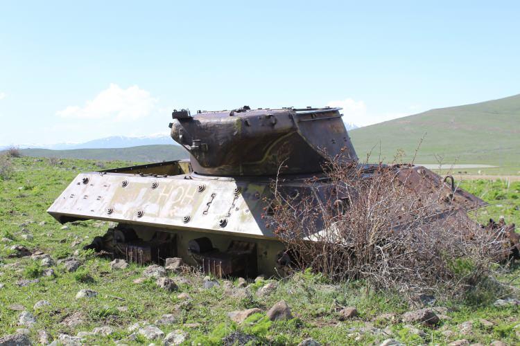 <p>Amerikan malı olan bu tanklar sağlamlıkları ile meşhur” dedi. Ancak tankların yedek parça tedarik edilemediğinden, yürütülememesi sebebiyle dağda terk edildiği düşünülüyor.</p>