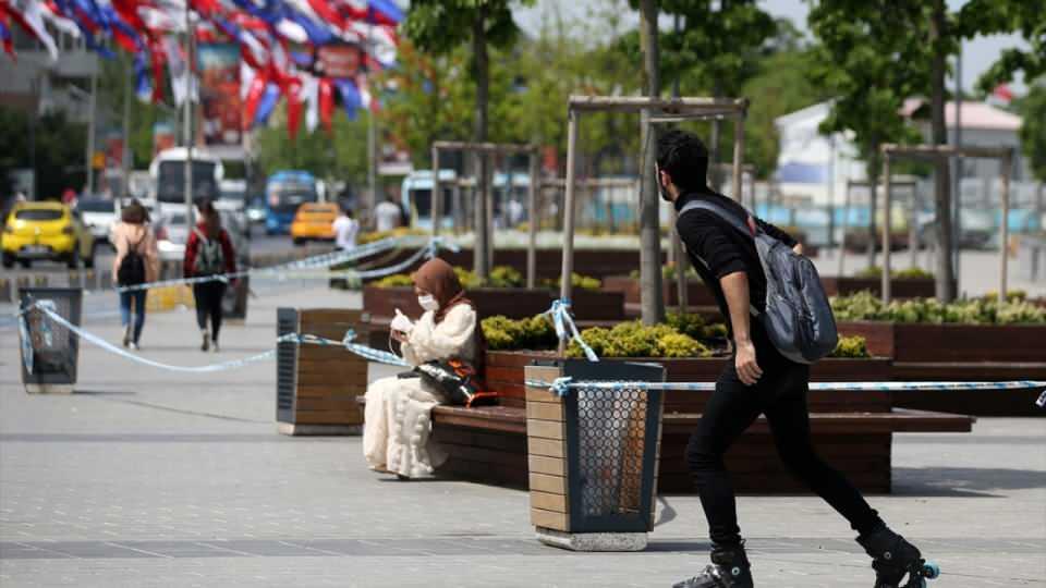 <p>İstanbul`da yeni tip koronavirüs (Covid-19) salgını nedeniyle alınan önlemler kapsamında sokağa çıkmaları kısıtlanan 15-20 yaş arasındaki gençler, uzun bir aradan sonra ilk defa sokağa çıktı.</p>
<p> </p>