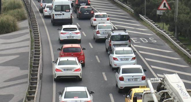 <p>Haliç Köprüsü'nde saat 18.00 itibari ile çift yönlü yoğunluk oluştu.</p>