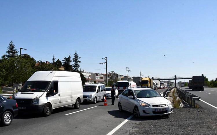 <p>Bu gelişmenin ardından seyahat kısıtlamasının sürdüğü İstanbul'dan birçok kişi, Marmara Denizi kıyısındaki yazlıklarına gelmek için yola çıktı. Gelen kişiler, Tekirdağ'ın Marmara Ereğlisi ilçesine sınır İstanbul'un Silivri ilçesi Gümüşyaka Mahallesi'ndeki uygulama noktasında jandarma ve polis ekiplerince durduruldu. </p>

<p> </p>
