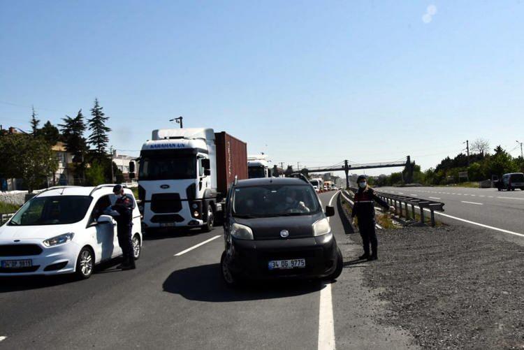 <p>Bazı vatandaşlar ise seyahate izin verildiğini öne sürerek, görevlilerle tartıştı. Dün de pek çok kişi yasağın kaldırıldığını düşünerek Tekirdağ’a gitmek üzere yola çıkmış polis kontrol noktasından geri çevrilmişlerdi.</p>