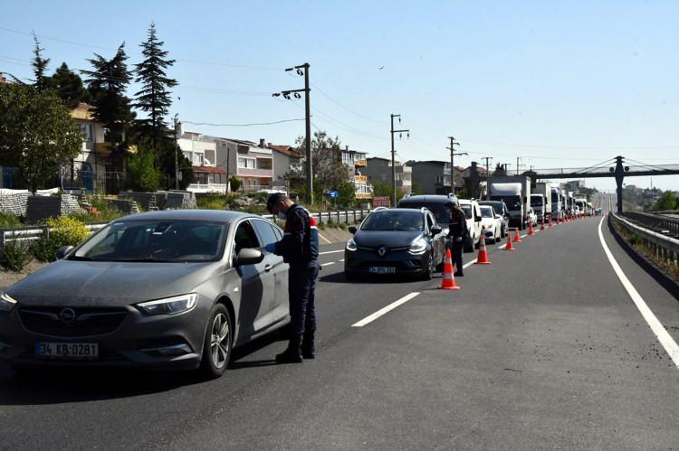<p>Bu kişilerden Ufuk Tandoğan, "Ben İstanbul'dan, kısıtlamanın kalktığı için Marmara Ereğlisi'ndeki yazlığa gelecektim. Ama ben yanlış anlamışım, şimdi geri dönüyorum" dedi.</p>
<p> </p>
