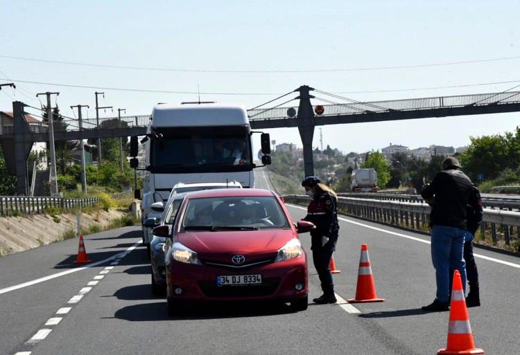 <p>İstanbul'da seyahat kısıtlaması olduğu için bu ilde yaşayanların, başka bir ile giderken seyahat izin belgesi almaları gerekiyor. </p>