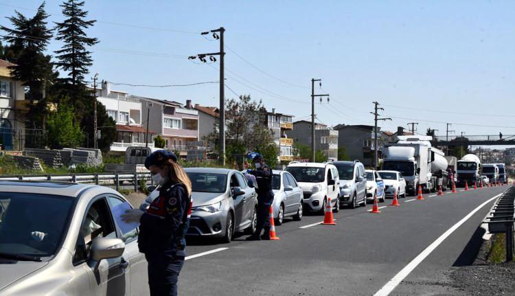 <p>Jandarma ekipleri, kontrolleri sırasında seyahat belgesi olmadan Tekirdağ'a giriş yapmak isteyen vatandaşları geri çevirdi. Seyahat belgesi olanların ise geçişlerine izin veriliyor.</p>