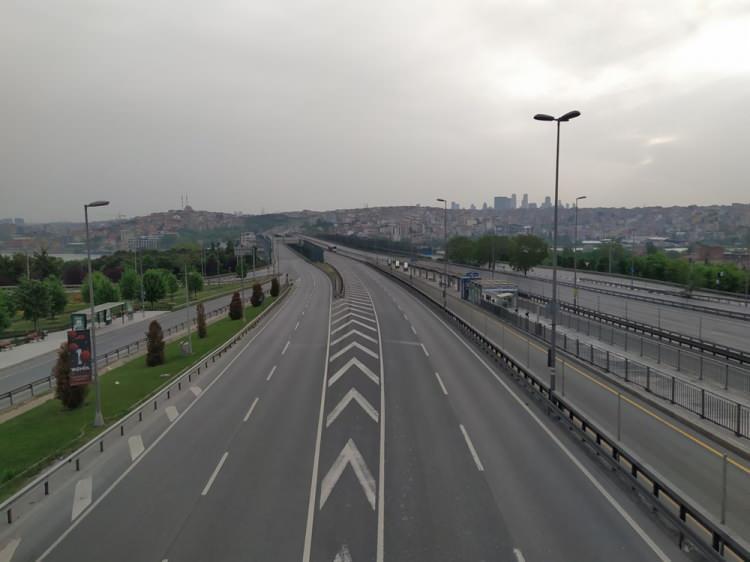 <p>Koronavirüs ile mücadele tedbirleri kapsamında İstanbul, İzmir ve Ankara'nın da aralarında bulunduğu 14 büyükşehir ile Zonguldak'ta 16 Mayıs Cumartesi günü saat 00.00'dan, 19 Mayıs Salı gecesi saat 23.59'a kadar ilan edilen sokağa çıkma yasağının ilk gününde İstanbul'da yollar ve meydanlar boş kaldı. </p>
