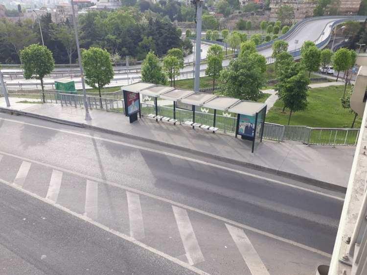 <p>Yasak öncesinde trafik ve insan yoğunluğunun olduğu cadde ve sokaklarda bu kez sessizlik hakim olurken İstanbul'da yolların ve meydanların boş kaldığı görüldü.</p>
<p> </p>