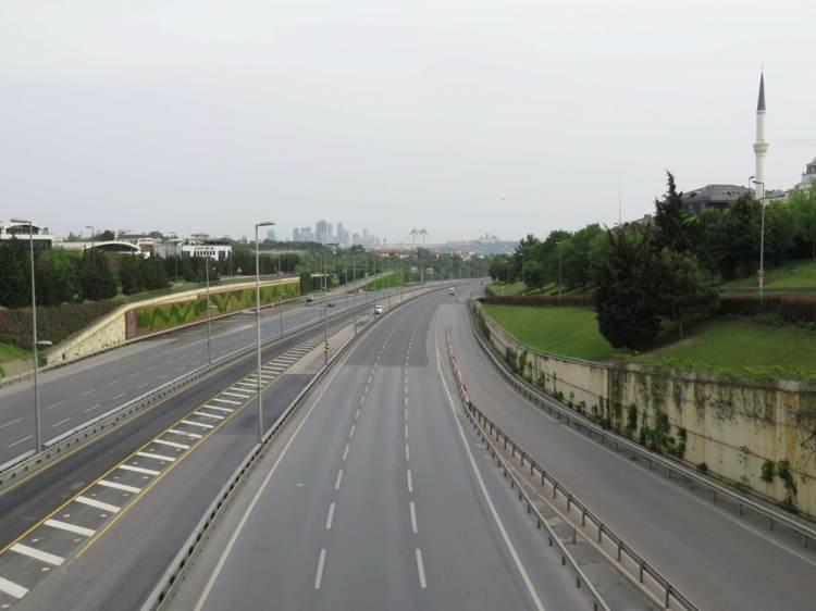 <p>Kentte hafta içi yoğunluk yaşanan D100 Karayolu ile 15 Temmuz Şehitler Köprüsü'nde de yoğunluk yaşanmadı.</p>
<p> </p>