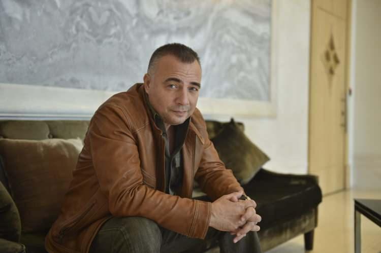 <p><span style="color:#800080">Herkesin Kurtlar Vadisi'nin Süleyman Çakır'ı olarak benimsediği ünlü oyuncu Oktay Kaynarca, rol aldığı Eşkıya Dünyaya Hükümdar Olmaz ile sezon arası verdi. Büyük hayran kitlesine sahip olan ünlü oyuncu hayat hikayesiyle hep merak edilenler arasında yer alıyor. Peki Oktay Kaynarca kimdir?</span></p>