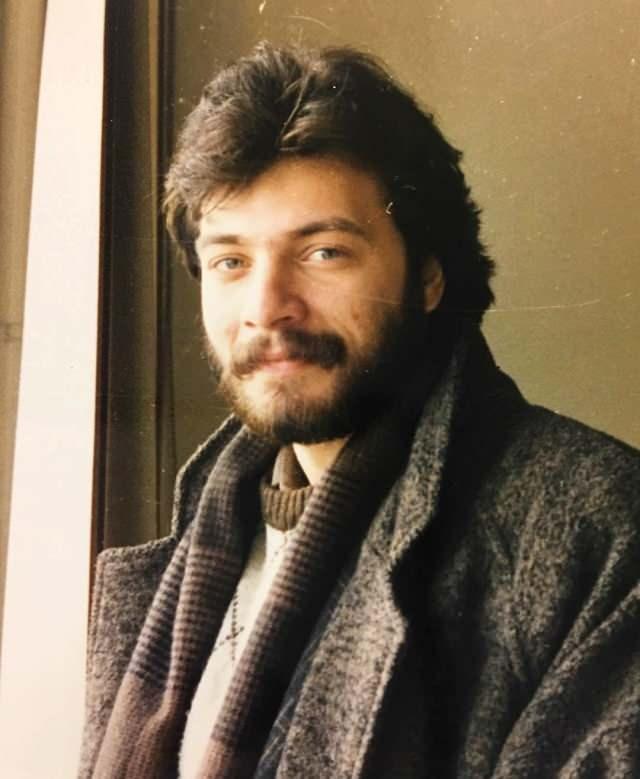 <p>İlk kez Ege Tiyatrosu'nda Duvarların Ötesi oyunuyla sahneye çıktı. 1991 yılında İstanbul Üniversitesi Devlet Konservatuvarı Tiyatro Bölümü'nden mezun oldu. Gençler adlı TRT dizisinde Ziya Kürküt ve Fikret Kuşkan ile başrolü paylaştı. 1997 yılına kadar sunuculuk ve dizi oyunculuğu yapmaya devam etti.</p>