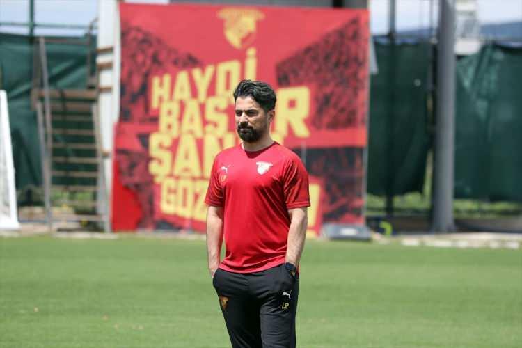 <p><strong>İLHAN PALUT (GÖZTEPE) </strong></p>
<p>"Tabi ki liglerin oynanarak bitmesini istiyoruz. Ancak buradaki tek tedirginliğimiz bize sunulan çalışma şartları... Bu çalışma şartlarındaki kurallara uyarak takımımızı 12-13 Haziran'da başlayacak lige hazırlamamız pek mümkün görünmüyor. Bir yandan insan sağlığını düşünürken diğer taraftan önümüze konulan 8 maç var. Buna mutlaka fiziksel ve zihinsel olarak hazır olmamız gerekiyor. O yüzden futbol konusunda ortaya çıkarılan raporun kısa zamanda revize edilmesi gerektiğini düşünüyorum. Örneğin en geç 11 Mayıs'ta takım antrenmanlarının yapılmasına olanak sağlanması gerekiyor. Yani en az 1 ay takım halinde futbolcularımızı çalıştırmamız lazım... Çünkü yeteri kadar hazır olmayan bir oyuncunun maça çıkması onun uzun süre sakatlık sorunu yaşamasına neden olabilir. O yüzden takımların ideal çalışma ortamına önümüzdeki haftanın başından itibaren kavuşması gerekiyor."</p>