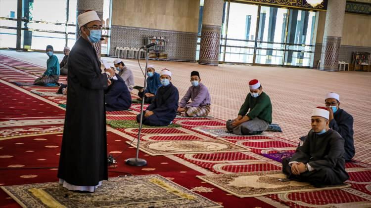 <div>Müftülüklerin aldığı karar uyarınca açılan camilerde bayram namazlarının da sınırlı cemaatle kılınacağı belirtildi.</div>
<div> </div>