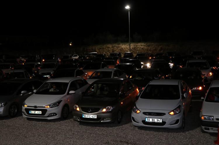 <p>Nevşehir Belediyesi tarafından korona virüs ile mücadele kapsamında evlerinden dışarı çıkamayan vatandaşlar için “Arabalı Sinema” günleri projesi başlatıldı.</p>
