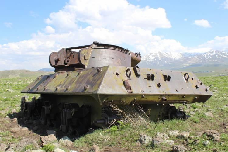 <p>Bunca yıl geçmesine rağmen tankın başlık kısmı halen dönebiliyor. Bunlar 'Tank avcısı' olarak biliniyor. </p>