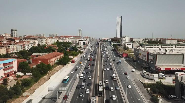 <p>İstanbul'da sokağa çıkma kısıtlamasına saatler kala trafik yoğunluğu arttı.</p>

