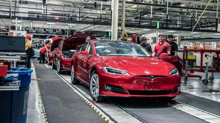 <p>Tesla'nın fabrikasının bulunduğu California'ya bağlı Alameda Bölgesi yönetiminden yapılan açıklamada, Tesla'nın gelecek hafta başında üretime başlaması konusunda mutabakata varıldığı kaydedildi. </p>
