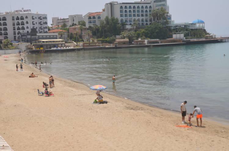 <p>&Ouml;zellikle yazlık evlerin bulunduğu Kadınlar Denizi, Yavansu, Karaova, Kadı Kalesi, Soğucak, Davutlar ve G&uuml;zel&ccedil;amlı mahallelerinde herkes soluğu sahil kenarında aldı.&nbsp;Bazı vatandaşlar g&uuml;neşlenirken, bazı vatandaşlar da denize girdi.</p>
