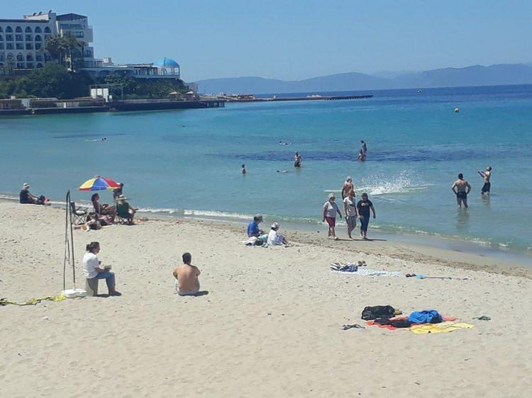 <p>Kuşadası Emniyet M&uuml;d&uuml;rl&uuml;ğ&uuml;&rsquo;n&uuml;n şehir giriş ve &ccedil;ıkışlarındaki ara&ccedil; takip kameralarının verilerine g&ouml;re, 11-15 Mayıs tarihleri arasında Kuşadası&rsquo;na Sel&ccedil;uk y&ouml;n&uuml;nden 11 bin 467, S&ouml;ke y&ouml;n&uuml;nden ise 61 bin 193 olmak &uuml;zere 5 g&uuml;nde toplam 72 bin 660 ara&ccedil; giriş yaptı.</p>
