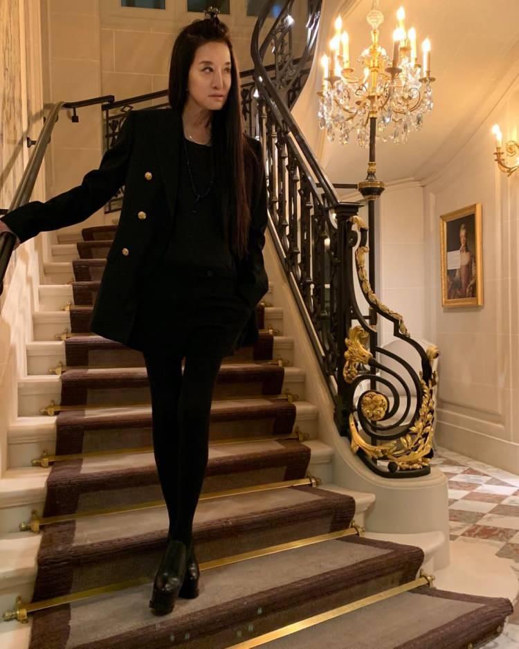 <p>Ünlü moda tasarımcısı Vera Wang, karantina sürecini Miami'deki lüks villasında geçiriyor. Tasarımlarıyla dünyaca ünlü yıldızları gidiren Wang'ın kusursuz fiziği görenleri şaşırttı. Ancak en büyük şaşkınlık ünlü tasarımcının yaşıyla yaşandı. </p>
