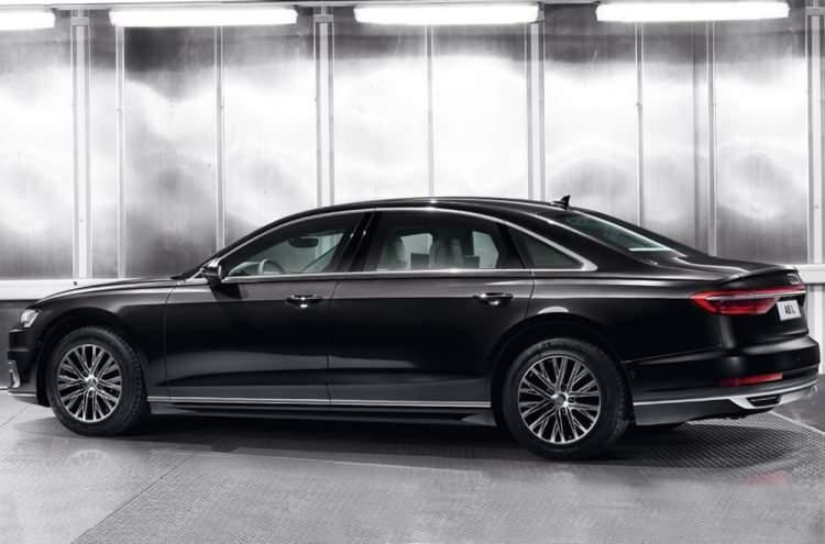 <p>Audi'nin tüm zırhlı araçları güvenlik kuruluşları tarafından seri ateş, keskin nişancı ve el bombası gibi silahlara karşı testlerden geçiyor. A8 L Security, patlak lastiklerle 80 kilometre hızla 80 km kadar gidebiliyor.</p>
<p> </p>