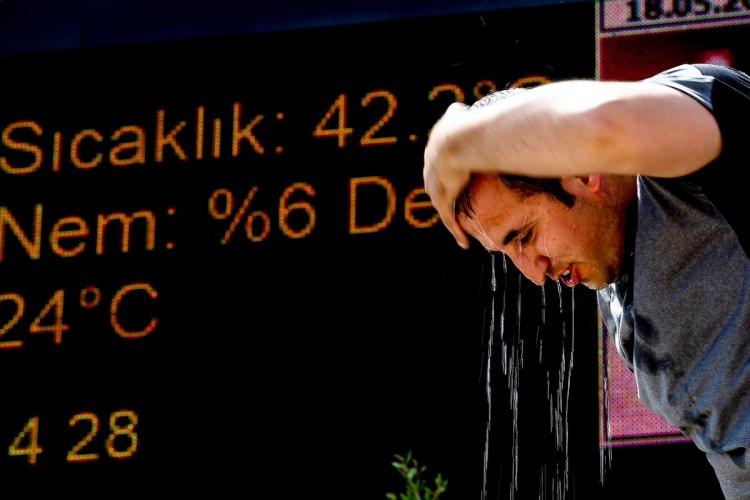 <p><strong style="color:rgb(178, 34, 34)">SICAKTAN KURTULMAYA ÇALIŞTILAR</strong></p>
<p>Antalya'da hava sıcaklığı rekoru kırılırken, dün ve bugün sıcaktan bunalan kent halkı ise serinlemek için farklı yöntemler seçti. Sosyal medyaya da yansıyan görüntülerde kimi üzerinde elbiseleriyle hortumla duş alırken, kimi pet şişelere doldurduğu suyu başından aşağı döktü. Bir vatandaş ise bölgenin en yüksek noktalarından biri olan ve her kış kayak severlerin akın ettiği Saklıkent Kayak Merkezi çevresinde kalan az miktarda kar kütlesi üzerinde kayarak serinledi. Vatandaşların bulduğu önlemler bunaltıcı sıcağın etkisini gözler önüne serdi.</p>