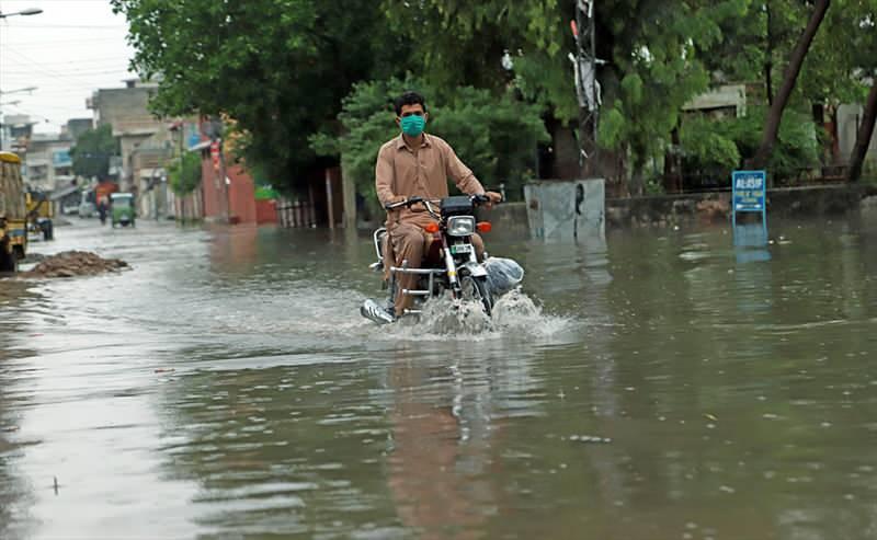 <p>Pakistan'nın Rawalpindi kentinde etkili olan şiddetli yağışlar sonrası sele neden oldu.</p>

<p> </p>
