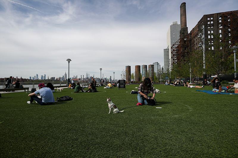 <p>New Yorklular, çizilen çemberlerin sınırları içinde sosyal mesafe kuralına uyarak parkta vakit geçirdi.</p>
