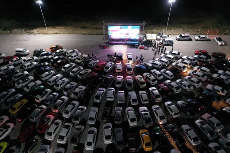 <p><strong>Ücretsiz etkinlikte "Türk İşi Dondurma" filmi izlendi.</strong></p>
<p>Etkinlikte konuşan Belediye Başkanı Rasim Arı, koronavirüsle mücadele sürecinde vakitlerinin büyük bölümünü evlerinde geçiren vatandaşlara moral amacıyla düzenlenen etkinliğin Ramazan Bayramı'nda da devam edeceğini söyledi.</p>
<p> </p>