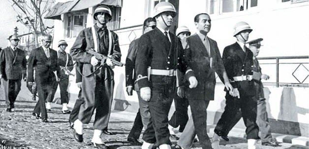 <p>27 Mayıs 1960 tarihinde yapılan ve Türkiye Cumhuriyeti tarihinde gerçekleşmiş ilk askerî darbedir. 37 rütbesi düşük subayın yaptığı plan ile gerçekleşmiştir. Komuta kademesi etkisiz hale getirilerek, kritik mevziler ele geçirilmiş ardından ise Cumhurbaşkanı ve hükümet üyeleri tutuklanmıştır.</p>

<p>İşte 27 Mayıs darbesinin subayları...</p>
