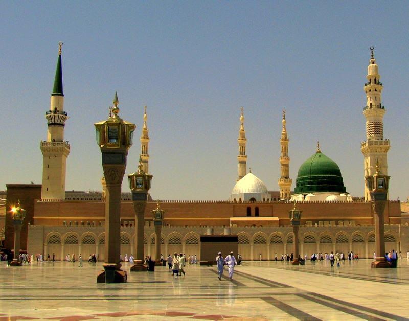 <p>Hz. Muhammed, Mescid-i Nebevi’de cemaate hitap ederken dayanmak için hurma ağacından büyük bir kütüğü kullanıyordu. Sonraları, cemaatin Hz. Muhammed’in yüzünü görmemesi ve sadece sesini işitmesi üzerine, ılgın ağacından 50 X 125 cm ebadında ve bir metre yükseklikte, arakasında üç sütunu bulunan üç basamaklı ilk minber yapılmıştır. İlk halifeler Hz. Muhammed’e hürmetten dolayı üçüncü basamağı kullanmamışlar ve bu basamağı kapatmışlardır. Halife Osman döneminde minber üzerine bir kubbe yapılarak kumaş ile örtülmüş ve merdivenler abanoz ağacı ile kaplanmıştır.</p>
<p> </p>