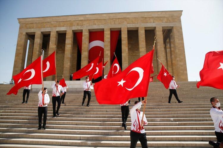 <p>Bakan Kasapoğlu, Atatürk'ün mozolesine çelenk koyup, Misak-ı Milli Kulesi'ne geçerek, Anıtkabir Özel Defteri’ne şunları yazdı:</p>
