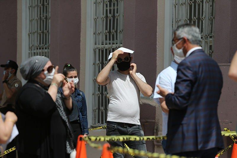 <p>- Kaymakamlıklara bizzat başvuru alınmayacak</p>
<p>Öte yandan e-Devlet şifresi olmayan ve sokağa çıkma yasağı dolayısıyla PTT'ye şifre almak için gidemeyen 65 yaş üstü vatandaşların yakınları, kaymakamlıklara başvurdu. Çankaya Kaymakamlığına seyahat etmek isteyen büyükleri için gelen vatandaşlar zaman zaman yoğunluk oluşturdu. </p>
<p> </p>