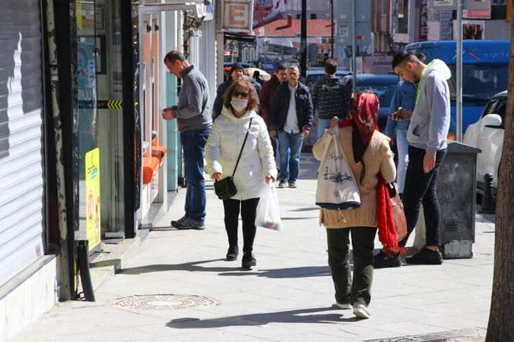 <p>15-20 yaş arası, dün ikinci kez sokakla buluştu. Saat 11.00’i gösterir göstermez kendilerini dışarı atan gençler, karantina süresince biriktirdikleri enerjilerini 4 saat boyunca kaykay yaparak, bisiklete binerek, parklarda koşarak atmaya çalıştı.</p>
<ul>
</ul>