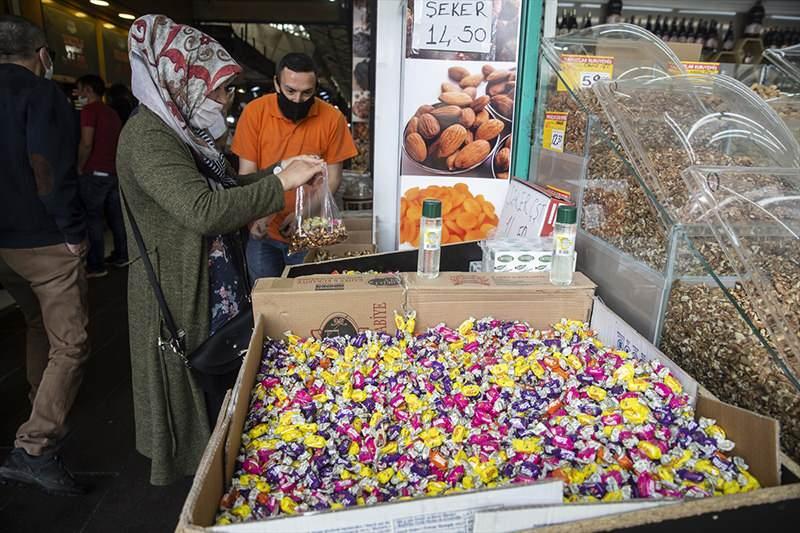 <p>Ekipler, iş yerleri önlerinde bekleyen vatandaşlara sosyal mesafeye dikkat etmeleri konusunda uyarılarda bulundu.</p>
