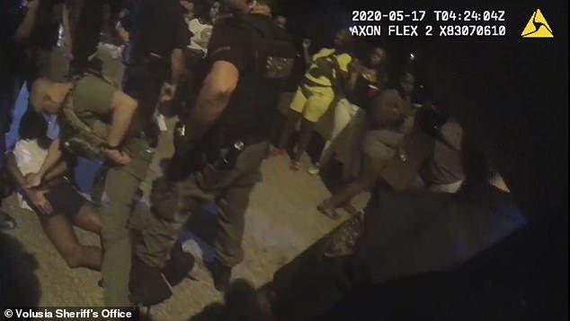 <p>Ayrıca, kalabalığı dağıtmak isteyen polis ve grup arasında silahlı çatışma çıktı. İki polis olay yerinde yaralandı.</p>