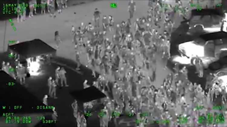 <p>Polis helikopterinin de kullanıldığı operasyonda binlerce kişi sokakta ve evlerin içerisinde görüntülenirken, olay yerine giden emniyet güçleri kalabalığı dağıttı.</p>
