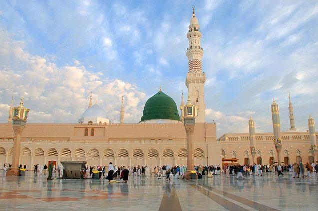 <p>Mescid-i Nebevi veya Peygamber Mescidi, Hicret’ten sonra Medine’de İslam peygamberi Hz. Muhammed ile arkadaşları tarafından inşa edilmiş, Hz. Muhammed’in kabrininde içerisinde bulunduğu mescittir. Nebevi, Arapça’da “peygambere ait” anlamına gelir. Mekke’de bulunan Mescid-i Haram’dan sonra, Müslümanlar için ikinci en kutsal mescittir.</p>