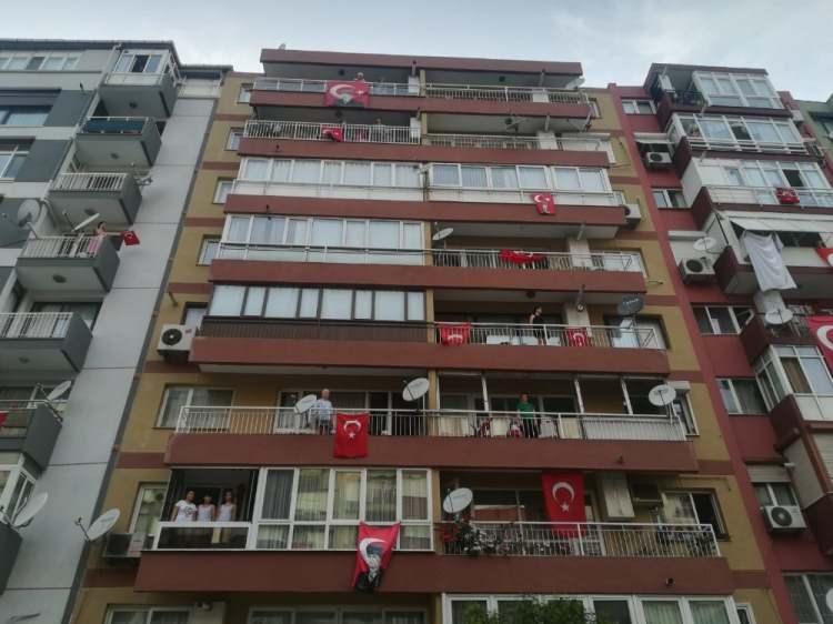 <p>Yurdun dört bir yanında vatandaşlar 19.19'da evlerinin cam ve balkonlarına çıkarak İstiklal Marşı'nı okudu.</p>

<p> </p>
