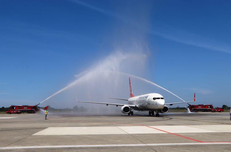 <p>&ldquo;8 milyonu aşkın insan Samsun&rsquo;a yolculuk yaptı&rdquo;<br />
Tarihi u&ccedil;ak yolculuğu hakkında a&ccedil;ıklamalarda bulunan Samsun Valisi Osman Kaymak, &ldquo;T&uuml;rk Hava Yolları, 19 Mayıs Atat&uuml;rk Anma, Gen&ccedil;lik ve Spor Bayramı anısına &lsquo;Tarihi Yolculuk&rsquo; adında bir yolculuk başlattı. Bu kapsamda online olarak Samsun&rsquo;a sefer d&uuml;zenledi.</p>
