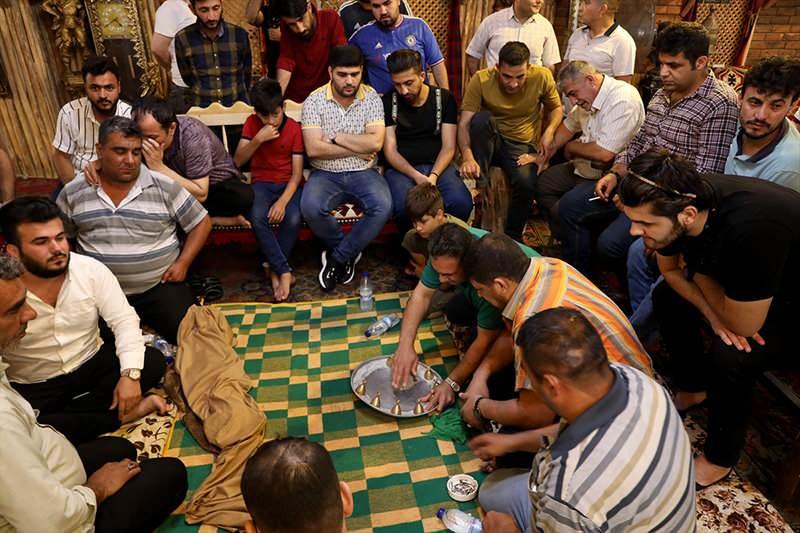 <p>Diğer takımın oyuncuları ise fincan altındaki zarfı bulmaya çalışıyor.</p>